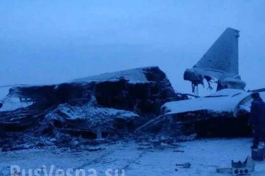 Máy bay ném bom chiến lược Tu-22M3 rơi vỡ nát trên sân bay. Ảnh: Rusvesna.