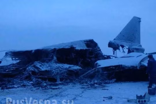 Máy bay ném bom chiến lược Tu-22M3 rơi vỡ nát trên sân bay. Ảnh: Rusvesna.