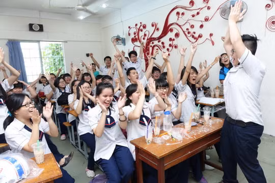 Học sinh lớp 12D1 Trường THPT Gia Định, quận Bình Thạnh, TP.HCM thể hiện quyết tâm trước kỳ thi khi cùng hô vang khẩu hiệu “Gia Định bản lĩnh, tự tin, quyết thắng” trong ngày học cuối cùng - Ảnh: N.H.