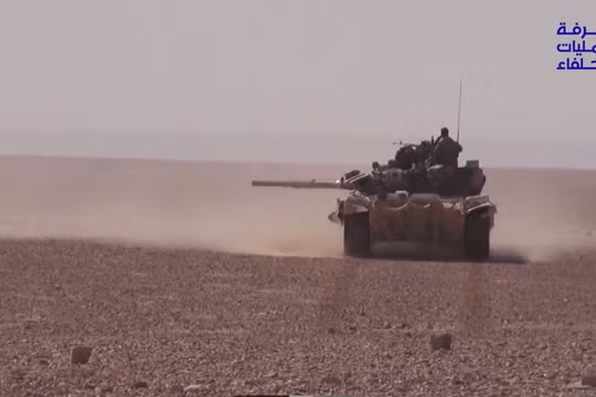 Xe tăng lực lượng Hezbolah tấn công IS trên vùng sa mạc tây nam Deir Ezzor - ảnh video truyền thông Hezbollah