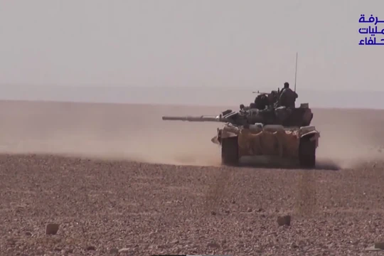 Xe tăng lực lượng Hezbolah tấn công IS trên vùng sa mạc tây nam Deir Ezzor - ảnh video truyền thông Hezbollah
