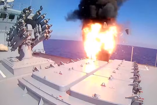 Tàu khu trục Nga phóng tên lửa Kalibr tấn công IS trong khu vực Deir Ezzor - ảnh minh họa Masdar News