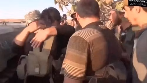 Các phiến quân ôm kẻ đánh bom tự sát 