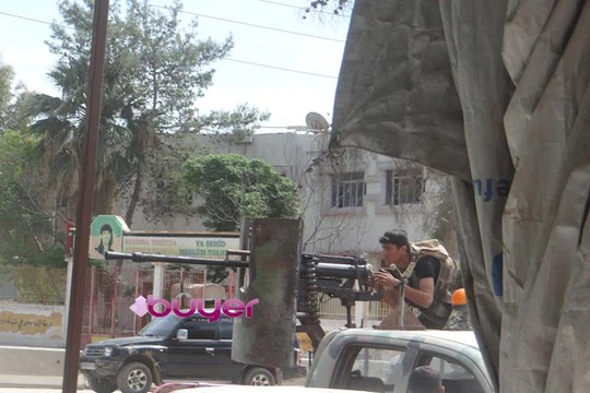 Cảnh sát người Kurd và NDF Syria giao chiến bất tuân luật pháp ở Qamishli