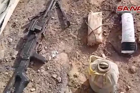 Quân đội Syria thu giữ vũ khí và vật liệu nổ trên xe quân y của IS trên sa mạc tỉnh Homs. Ảnh minh họa: SANA.