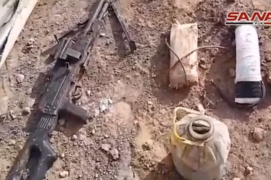 Quân đội Syria thu giữ vũ khí và vật liệu nổ trên xe quân y của IS trên sa mạc tỉnh Homs. Ảnh minh họa: SANA.