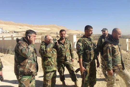 Binh sĩ lữ đoàn tình nguyện Lá chắn Qalamoun trên vùng ngoại vi thành phố Al-Tal