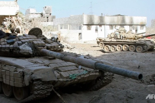 Xe tăng quân đội Syria tiến công trên chiến trường Đông Ghouta - ảnh Muraselon
