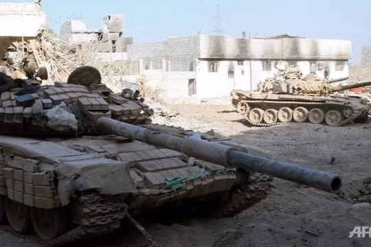 Xe tăng quân đội Syria tiến công trên chiến trường Đông Ghouta - ảnh Muraselon