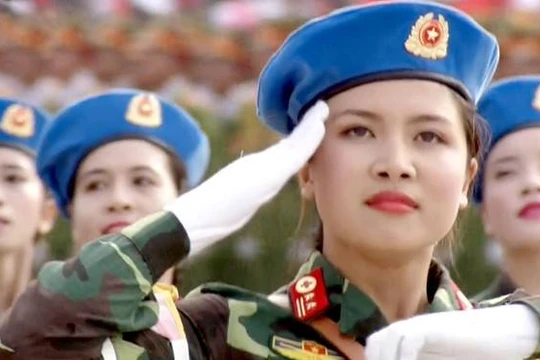 Dân đổ ra đường xem diễu binh hoành tráng mừng Quốc Khánh