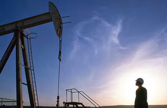 Giá dầu xuyên mốc 40USD/thùng khi nguồn cung mấp mé mức kỷ lục tại Mỹ