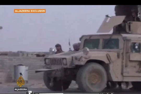 Lực lượng IS tấn công trên xe Humvees