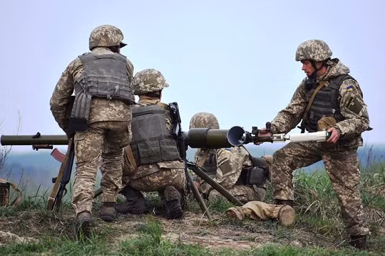 Binh sĩ Ukraina pháo kích vào khu dân cư Zaitsevo. Ảnh minh họa RIAFAN