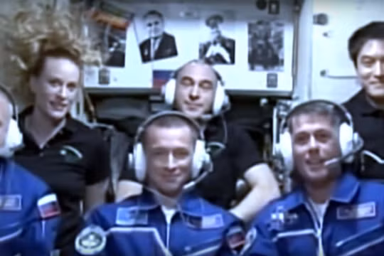 Truyền hình giao lưu trực tuyến 2 phi hành đoàn với trái đất