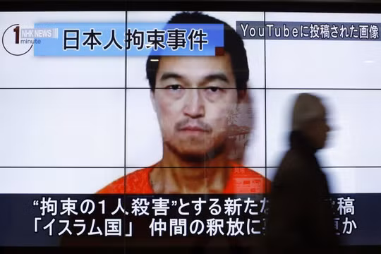 Hình ảnh nhà báo Nhật Kenji Goto xuất hiện trong một đoạn tin tức trên truyền hình Nhật Bản - Ảnh: Reuters