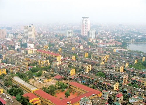 Đề xuất không hạn chế chiều cao khi cải tạo chung cư cũ nếu quy hoạch cho phép đang gây nhiều lo ngại về áp lực dân số. (Ảnh: Internet)