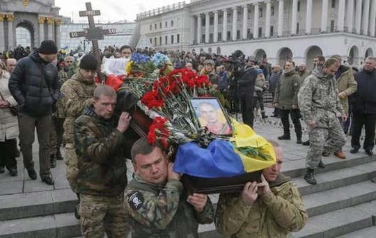 Xung đột đã cướp mạng sống của hơn 5.000 người ở miền đông Ukraina. Trong ảnh là một đám tang ở Kiev ngày 2/2. (Ảnh: EPA)
