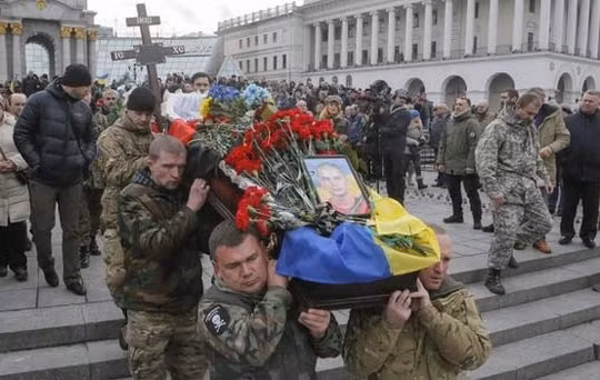 Xung đột đã cướp mạng sống của hơn 5.000 người ở miền đông Ukraina. Trong ảnh là một đám tang ở Kiev ngày 2/2. (Ảnh: EPA)