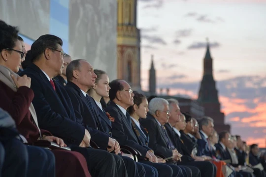 Tổng thống Nga Vladimir Putin và các nhà lãnh đạo trên thế giới tham dự lễ duyệt binh ngày 9/5. Ảnh: AFP/ TTXVN