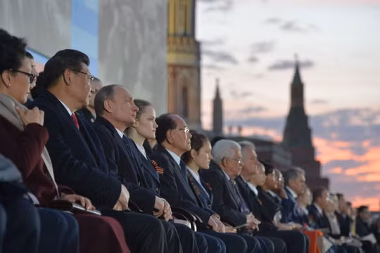 Tổng thống Nga Vladimir Putin và các nhà lãnh đạo trên thế giới tham dự lễ duyệt binh ngày 9/5. Ảnh: AFP/ TTXVN