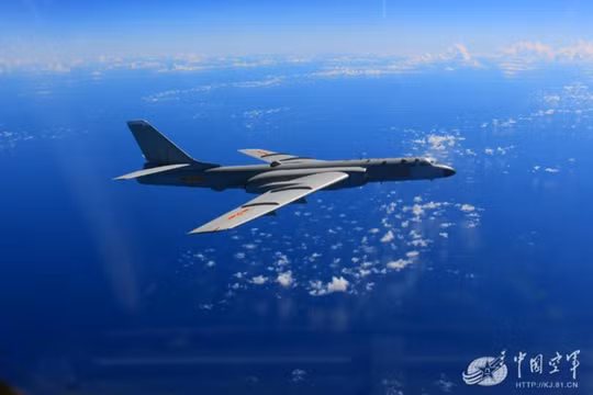 Máy bay ném bom chiến lược H-6K Trung Quốc bay tuần tiễu trên Biển Đông