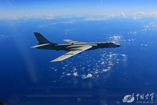 Máy bay ném bom chiến lược H-6K Trung Quốc bay tuần tiễu trên Biển Đông