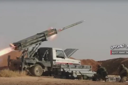 Pháo binh quân đội Syria tập kích hỏa lực đánh đuổi IS trên chiến trường khu vực T-2 - ảnh minh họa Masdar News