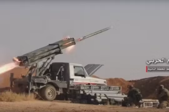 Pháo binh quân đội Syria tập kích hỏa lực đánh đuổi IS trên chiến trường khu vực T-2 - ảnh minh họa Masdar News