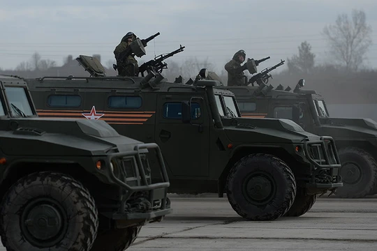 Xe cơ giới bọc thép Tiger trong lễ diễu hành trên quảng trường Đỏ ở Moscow - ảnh Izvestia