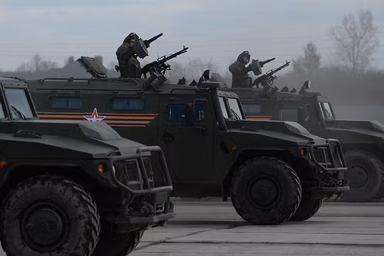 Xe cơ giới bọc thép Tiger trong lễ diễu hành trên quảng trường Đỏ ở Moscow - ảnh Izvestia