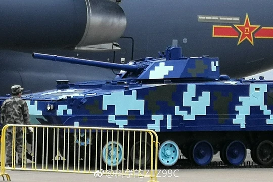 Xe thiết giáp đổ bộ đường không ZBD-04 của Trung Quốc, được trưng bày ở Chu Hải. Ảnh: Russian Gazeta.