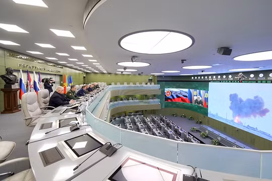 Tổng thống Nga Vladimir Putin, Bộ trưởng Quốc phòng Shoigu theo dõi cuộc thử nghiệm hệ thống tên lửa Avangard. Ảnh: Bộ Quốc phòng Nga.