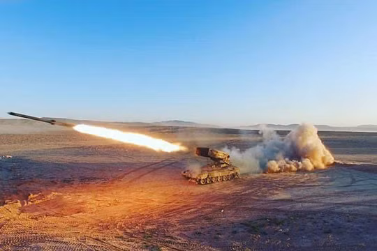 Pháo binh quân đội Syria tấn công trên chiến trường