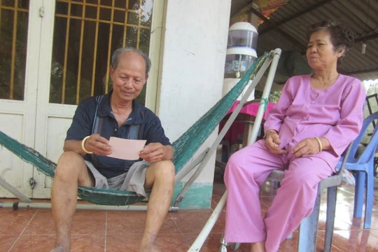 Ba mẹ của anh Võ Văn Minh cho biết đến bây giờ vẫn không rõ anh Minh bị bắt vì tội gì - Ảnh: H.Thủy