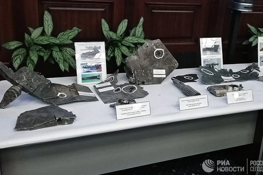 Lỗ đạn phá (các điểm khoanh) trên những mảnh tên lửa Mỹ bị bắn hạ tại Syria