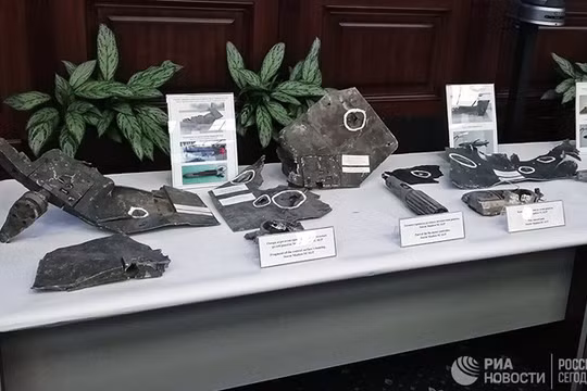 Lỗ đạn phá (các điểm khoanh) trên những mảnh tên lửa Mỹ bị bắn hạ tại Syria