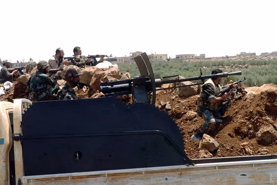 Binh sĩ quân đội Syria chiến đấu ác liệt với al-Nusra trên vùng nông thôn tỉnh Homs