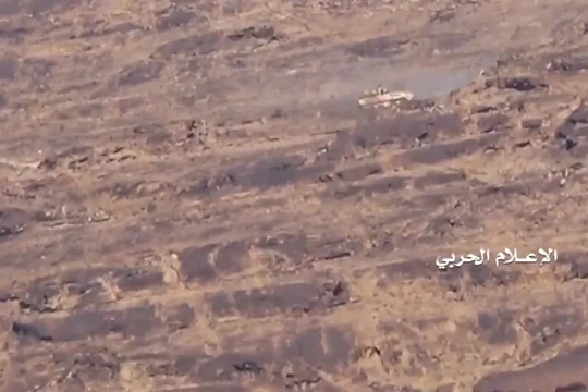 Lực lượng Houthi tấn công tiêu diệt thiết giáp Mỹ LAV-25 trên địa phận tỉnh Saada.