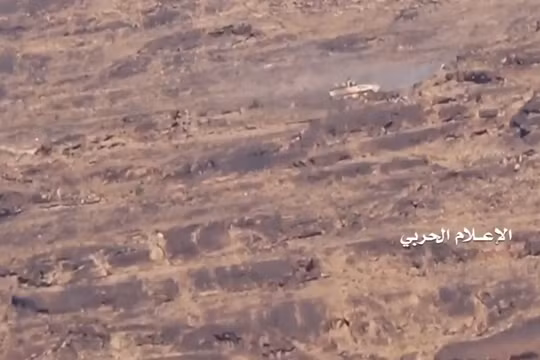 Lực lượng Houthi tấn công tiêu diệt thiết giáp Mỹ LAV-25 trên địa phận tỉnh Saada.