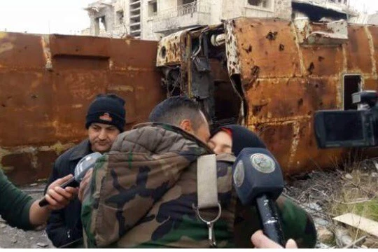 Binh sĩ Syria gặp lại người thân trong vùng đã giải phóng ở Aleppo