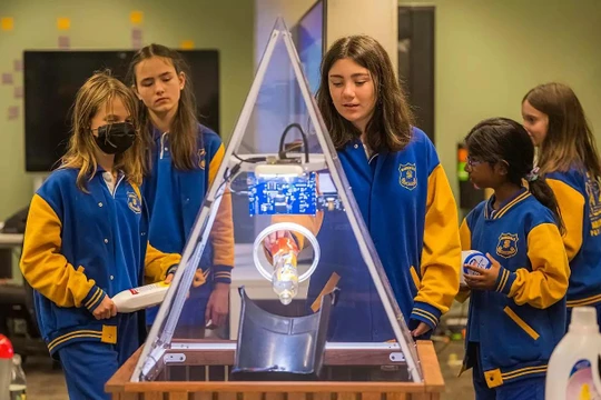 Thùng rác thông minh phân loại rác thải. Ảnh EuroNews