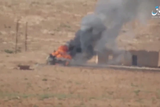 Xe tăng Syria bị các tay súng khủng bố bắn cháy trên chiến trường Hama - Homs - ảnh video trang Amaq