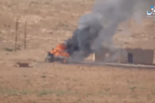 Xe tăng Syria bị các tay súng khủng bố bắn cháy trên chiến trường Hama - Homs - ảnh video trang Amaq