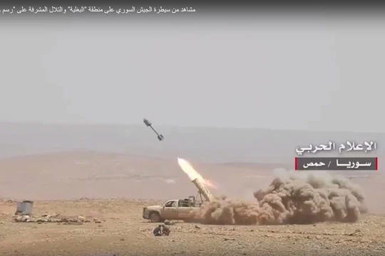 Xe bán tải phóng tên lửa tự chế của quân đội Syria