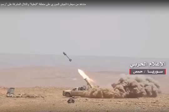 Xe bán tải phóng tên lửa tự chế của quân đội Syria