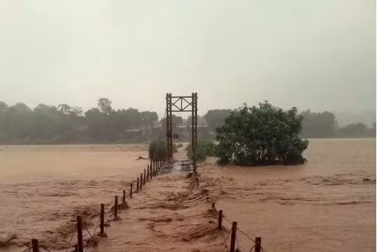 Lũ lớn cuồn cuộn ngập cầu treo. (Ảnh chụp sáng nay 5/8)