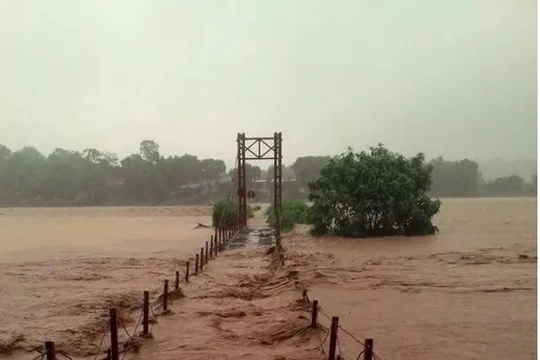 Lũ lớn cuồn cuộn ngập cầu treo. (Ảnh chụp sáng nay 5/8)