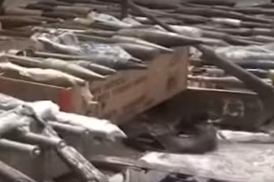 Quân đội Syria thu chiến lợi phẩm kho vũ khí ở ngoại ô Damascus. Ả minh họa SANA