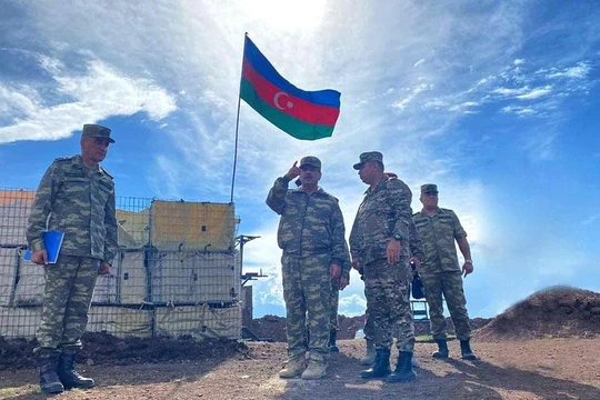 Bộ trưởng Quốc phòng Azerbaijan Zakir Hasanov trên khu vực Karvachar, kiểm tra các đơn vị quân đội Azerbaijan. Ảnh MoD Azerbaijan
