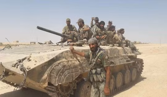 Binh sĩ quân đội Syria trên chiến trường sa mạc tỉnh Homs - ảnh minh họa Masdar News